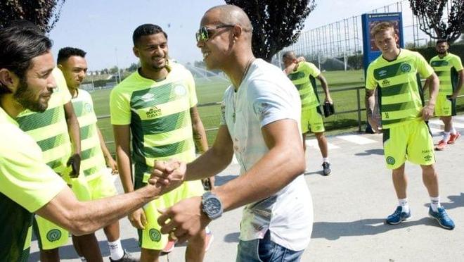 通过一系列 通过一系列